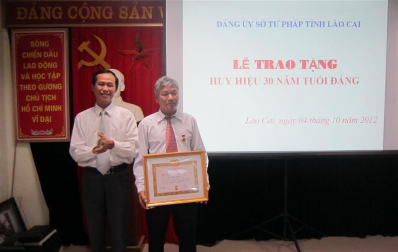 Đảng ủy Sở Tư pháp Lào Cai: trao tặng Huy hiệu 30 năm tuổi đảng 