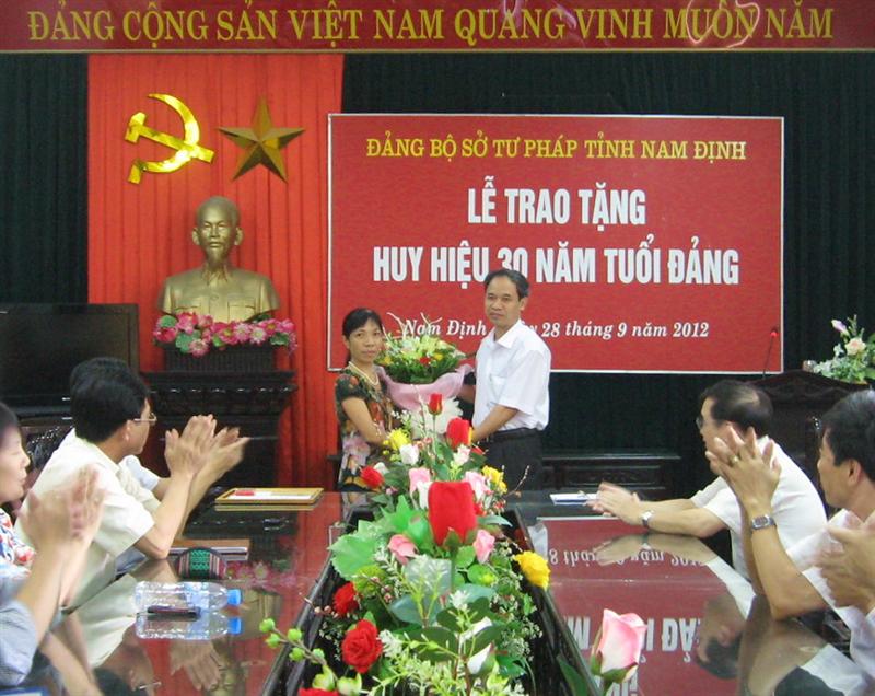 Đảng ủy Sở Tư pháp Nam Định: trao tặng Huy hiệu 30 năm tuổi đảng   