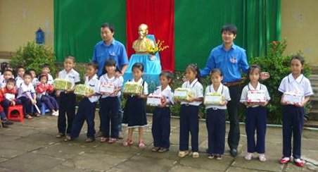 Chi đoàn Sở Tư pháp Khánh Hòa tặng quà cho học sinh nghèo hiếu học