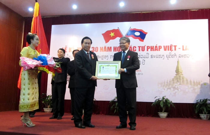 Thắm thiết, keo sơn tình hữu nghị Việt Nam - Lào