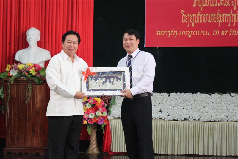 Bộ trưởng Bộ Tư pháp Lào và Thứ trưởng Bộ Tư pháp Việt Nam thăm và làm việc với trường Trung cấp Luật Đồng Hới .