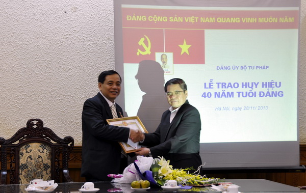 Trao Huy hiệu 40 năm tuổi đảng cho Đảng viên chi bộ Tạp chí Dân chủ và pháp luật
