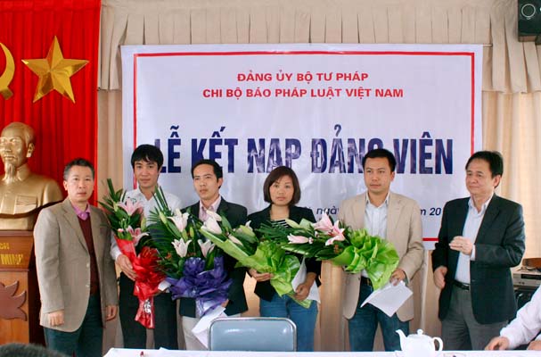 Chi bộ Báo Pháp luật Việt Nam tổ chức kết nạp 4 Đảng viên mới
