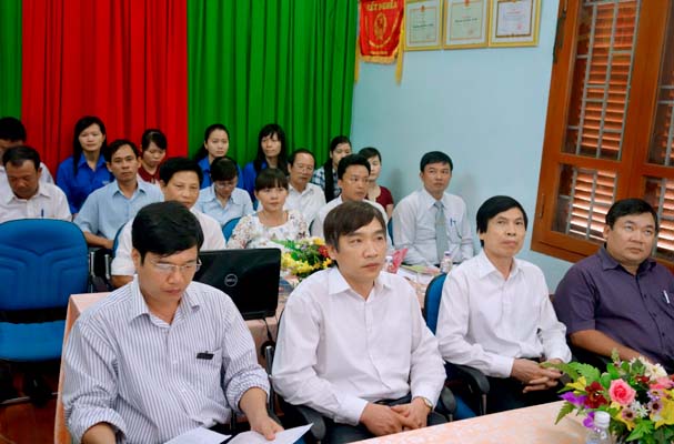 Trường Trung cấp Luật Buôn Ma Thuột tổ chức Lễ kết nạp đảng viên và trao quyết định đảng viên chính thức