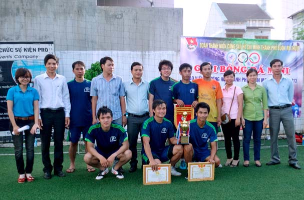 Đoàn Trường Trung cấp Luật Buôn Ma Thuột tham gia giải báng đá mini giáo viên trường học năm học 2012 - 2013