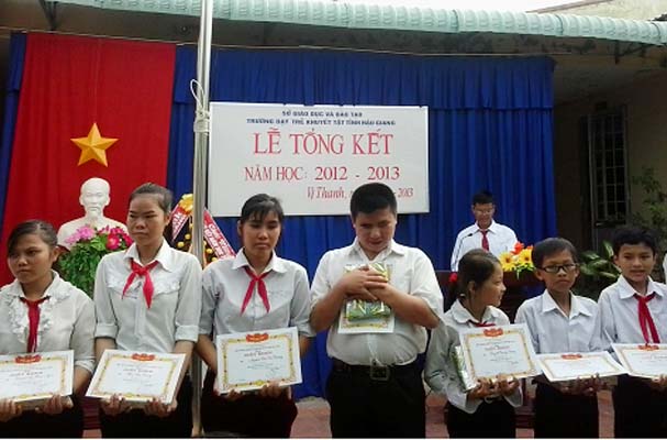 Đoàn trường Trung cấp luật Vị Thanh tham dự lễ Tổng kết năm học 2012 - 2013 của trường Nuôi dạy trẻ khuyết tật tỉnh Hậu Giang