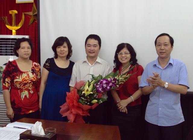 Chi bộ Nhà xuất bản Tư pháp tổ chức lễ kết nạp Đảng viên mới và bầu bổ sung Chi ủy viên nhiệm kỳ 2010 - 2015