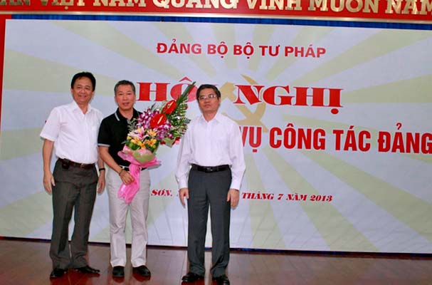 Bí thư Đảng ủy Bộ Tư pháp chúc mừng Báo Pháp luật Việt Nam
