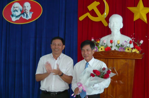Đảng bộ Sở Tư pháp Khánh Hòa: Tổ chức Lễ trao tặng huy hiệu 30 năm tuổi Đảng
