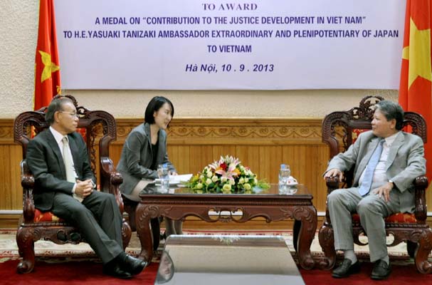 Trao Kỷ niệm chương "Vì sự nghiệp Tư pháp" cho Đại sứ Đặc mệnh toàn quyền Nhật Bản tại Việt Nam