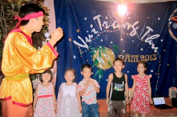 Ban chấp hành Công đoàn - Đoàn thanh niên Trường Trung cấp Luật Thái Nguyên tổ chức đêm hội trăng rằm cho các cháu thiếu nhi