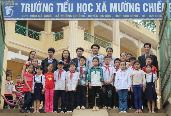 Đoàn Thanh niên Vụ Pháp luật Hình sự - Hành chính thăm, tặng quà và trợ giúp pháp lý tại xã Mường Chiềng, xã Tân Minh, huyện Đà Bắc, tỉnh Hòa Bình 