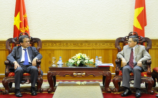 Thứ trưởng Đinh Trung Tụng tiếp xã giao Phó Hiệu trưởng Đại học Tổng hợp Nagoya 