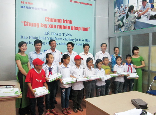 Nam Định: Tổ chức Chương trình “Chung tay xóa nghèo pháp luật” 