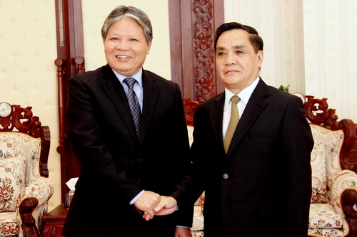 Bộ trưởng Bộ Tư pháp Hà Hùng Cường giới thiệu Hiến pháp 2013 cho các cán bộ cao cấp Lào