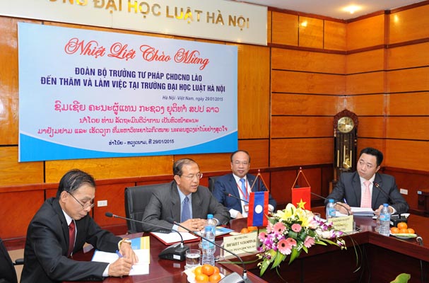 Bộ trưởng Tư pháp nước Cộng hòa Dân chủ nhân dân Lào Bun-cợt Xẳng-xổm-xắc thăm và làm việc tại Trường Đại học Luật Hà Nội