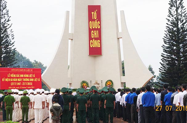 Trung cấp Luật Buôn Ma Thuột dâng hương các Anh hùng liệt sĩ tại Nghĩa trang Liệt sĩ tỉnh Đắk Lắk