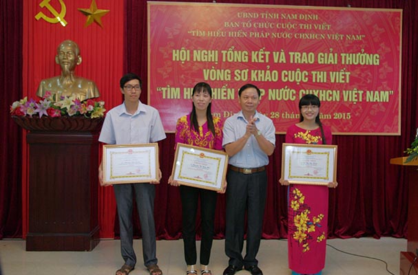 Nam Định: tổng kết và trao thưởng vòng sơ khảo Cuộc thi viết “Tìm hiểu Hiến pháp nước CHXHCN Việt Nam năm 2013” 