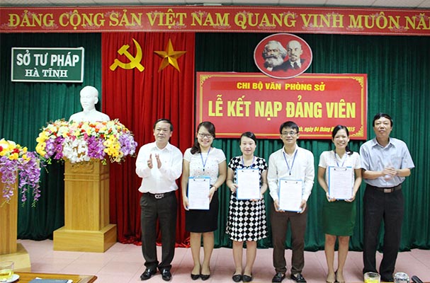 Sở Tư pháp Hà Tĩnh tổ chức kết nạp Đảng viên mới