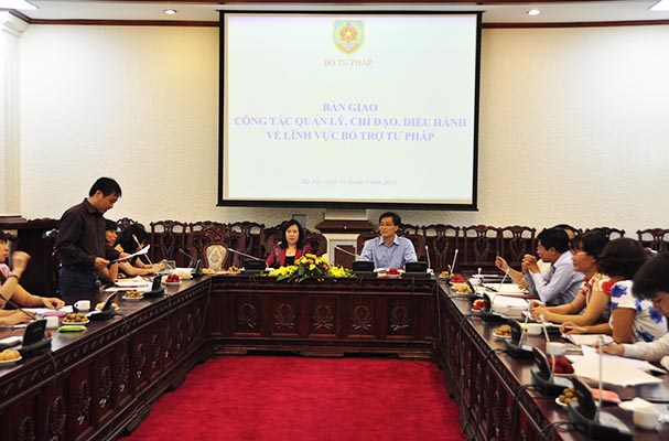 Nguyên Thứ trưởng Bộ Tư pháp Nguyễn Thúy Hiền bàn giao công tác một số lĩnh vực
