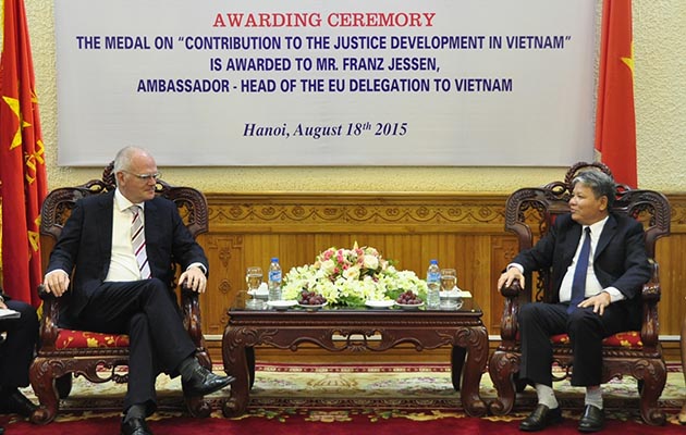 Trao kỷ niệm chương “Vì sự nghiệp tư pháp” cho Trưởng Phái đoàn Liên minh châu Âu tại Việt Nam