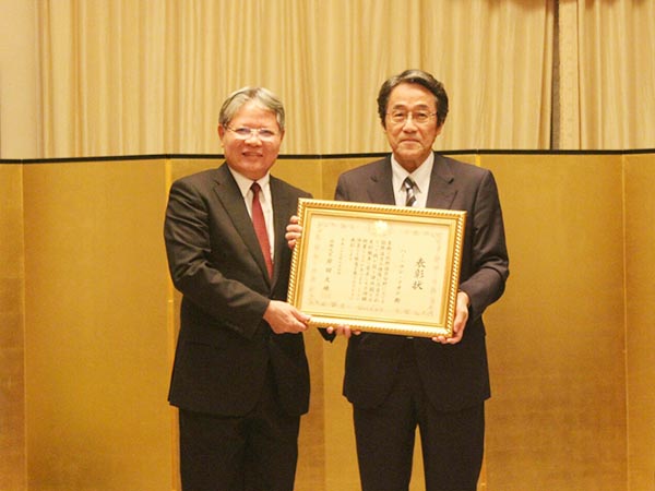 Nguyên Bộ trưởng Bộ Tư pháp Hà Hùng Cường nhận Bằng khen của Bộ Ngoại giao Nhật Bản