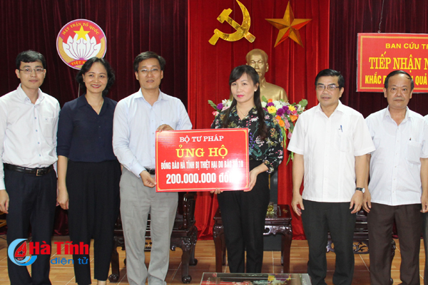 Bộ Tư pháp trao 200 triệu hỗ trợ đồng bào vùng bão Hà Tĩnh