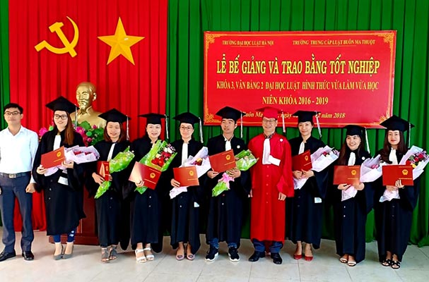 TC Luật Buôn Ma Thuột: ​Lễ bế giảng và trao bằng tốt nghiệp lớp đại học luật văn bằng 2, khoá 3