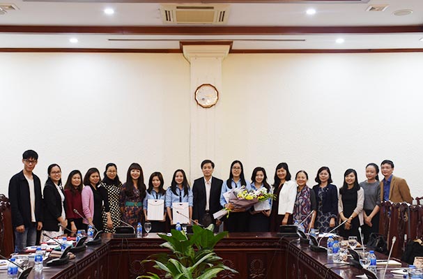 Thứ trưởng Nguyễn Khánh Ngọc gặp mặt đội thi FDI Moot Court và Hội luật quốc tế