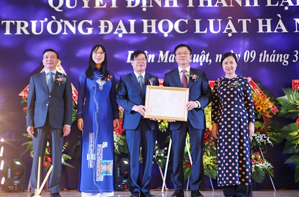 Bộ trưởng Lê Thành Long trao Quyết định thành lập Phân hiệu Trường Đại học Luật tại Đắk Lắk