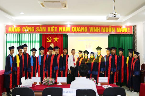 Trường TCLVị Thanh: Bế giảng lớp QLNN ngạch chuyên viên và Ký kết chương trình phối hợp tuyển sinh năm 2019
