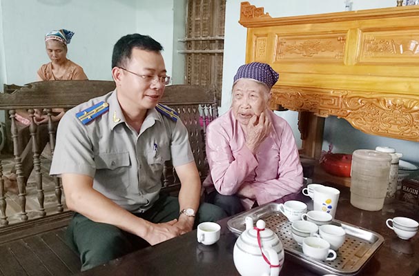 Cục THADS tỉnh Thái Nguyên: Thăm hỏi, tặng quà mẹ Việt Nam anh hùng Đào Thị Mùi