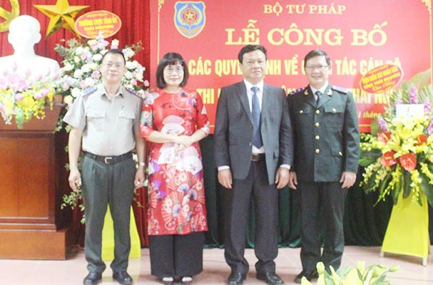 Trao quyết định bổ nhiệm Cục trưởng Cục Thi hành án dân sự Thái Nguyên