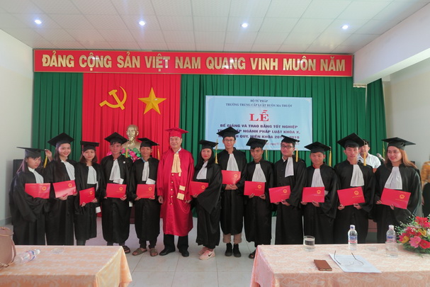​Trường TCL Buôn Ma Thuột: Lễ Bế giảng và trao bằng tốt nghiệp trung cấp chuyên nghiệp ngành Pháp luật khoá X