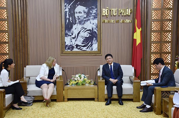 Bộ trưởng Lê Thành Long tiếp bà Cáit Moran, Đại sứ Đặc mệnh toàn quyền Ai-len tại Việt Nam