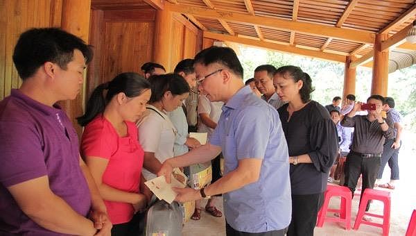 Bộ trưởng Lê Thành Long thăm và tặng quà cho người dân vùng lũ Thanh Hoá