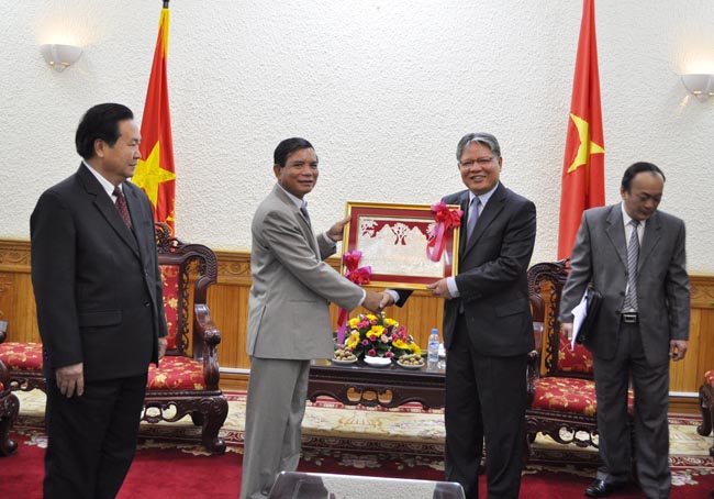 Minister Ha Hung Cuong received the senior delegation from Lao Ministry of Justice