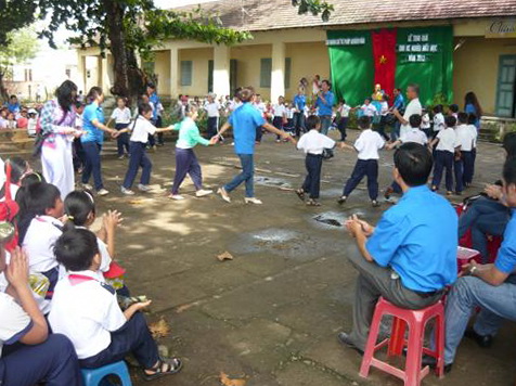 Khanh Hoa Department of Justice’s Youth Union gives gifts for the poor students