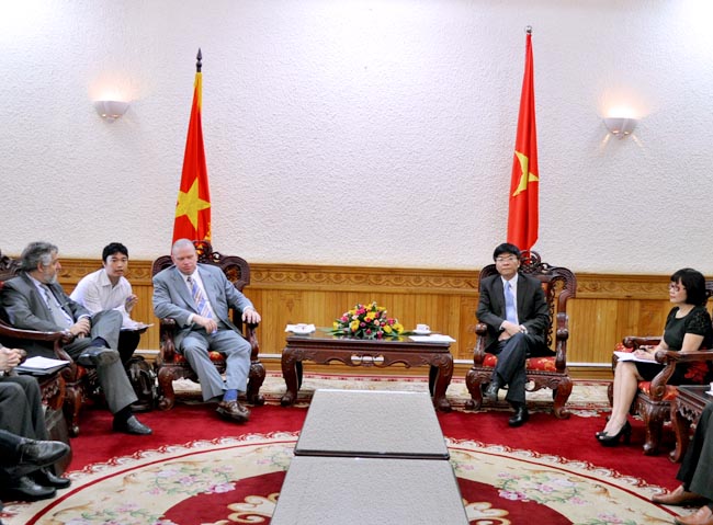 Deputy Minister Le Thanh Long meets with AIEJ General Director