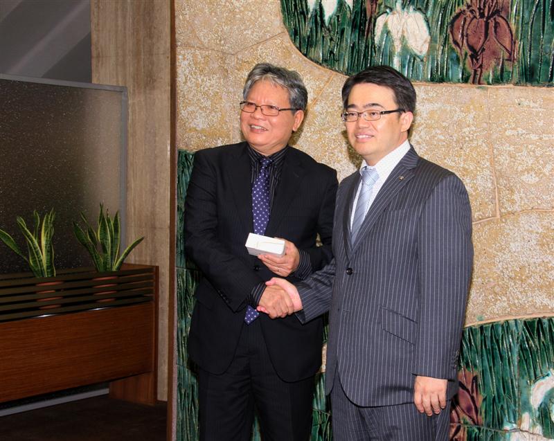 Minister Ha Hung Cuong paid a working visit in the province of Ai-chi, central Japan