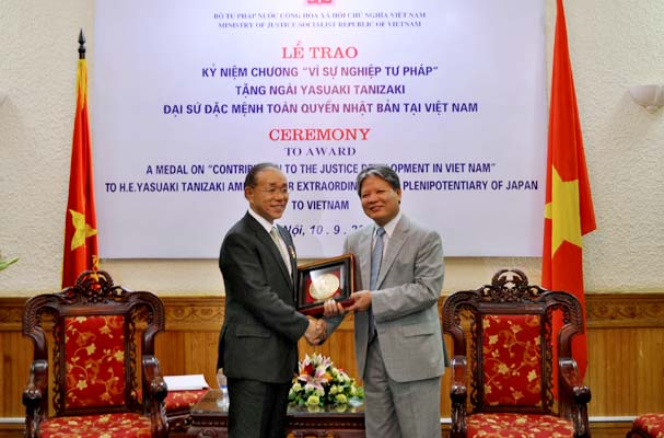 To award medal on “contribution to the justice development in Vietnam” to  Ambassador extraordinary and plenipotentiary of Japan to Vietnam