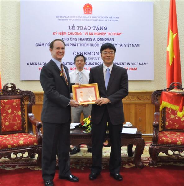 Awarding commemorative medal “For the justice cause” to Director of US aid in Vietnam