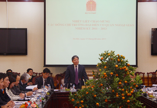 Justice minister Ha Hung Cuong received newly-appointed overseas diplomats 