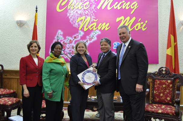 Vietnam is willing to cooperate with U.S on the international child adoption
