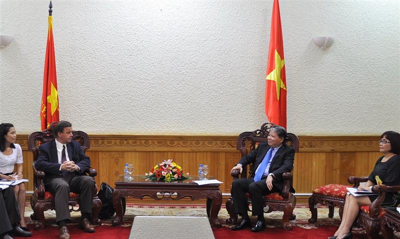 Minister Ha Hung Cuong received Chairman of the International Cotton Association