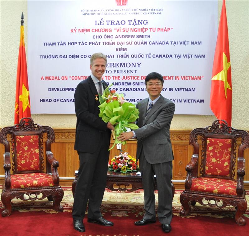 Awarding medal on contribution to the justice development in Vietnam to Development Counsellor of Canadian Embassy to Vietnam 