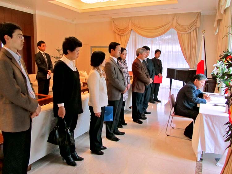 Justice Minister Ha Hung Cuong visited Japanese Embassy to pay condolences