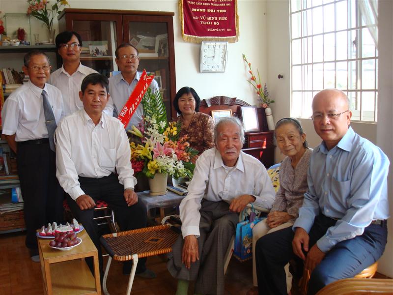 Ministry of Justice’s leaders visits and congratulates former Minister of Justice Vu Dinh Hoe
