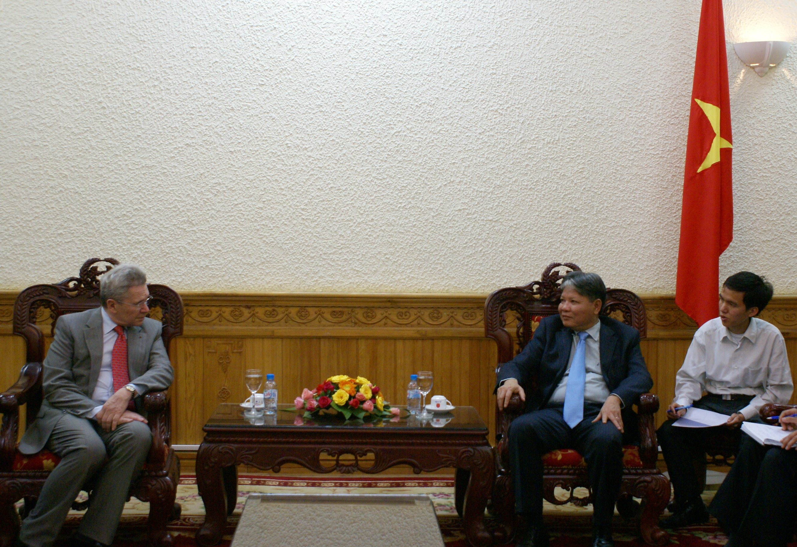 Minister Ha Hung Cuong received  Mr Jean-Paul Decorps - Honorary President of the high Council of the French notaries