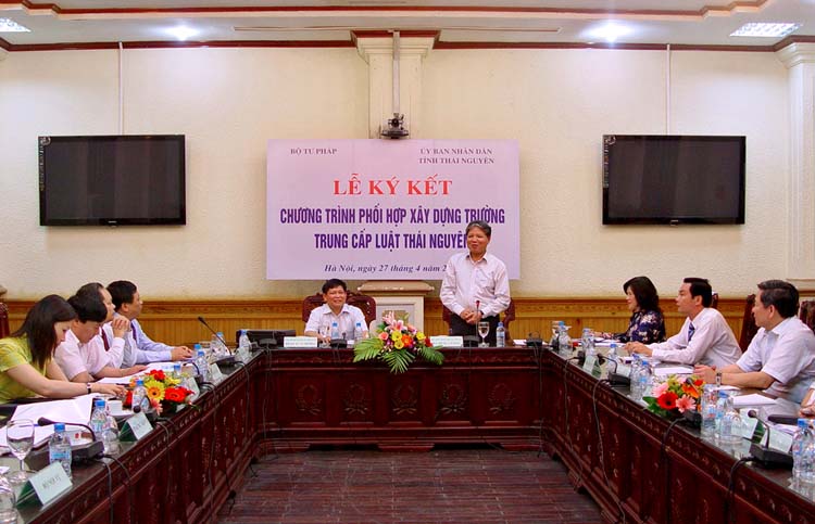 The signing ceremony of coordination program in building the law junior college in Thai Nguyen